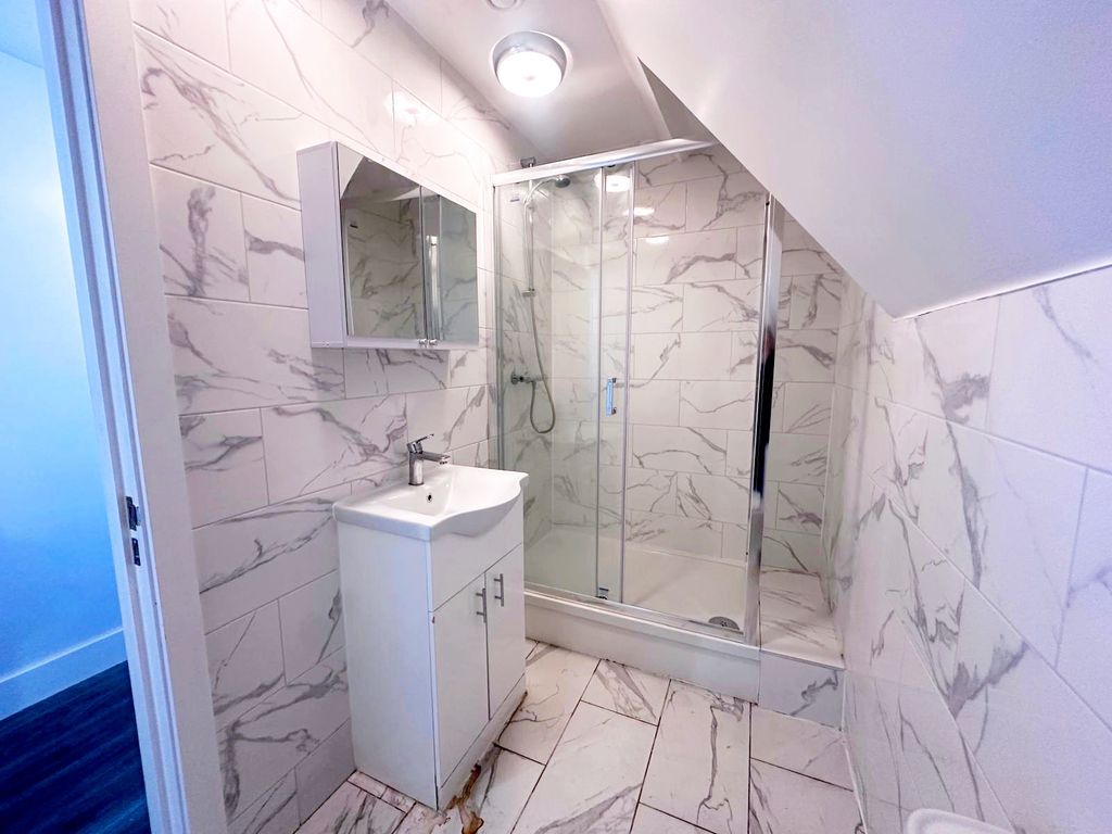 Property photo 3 of 6 Bathroom