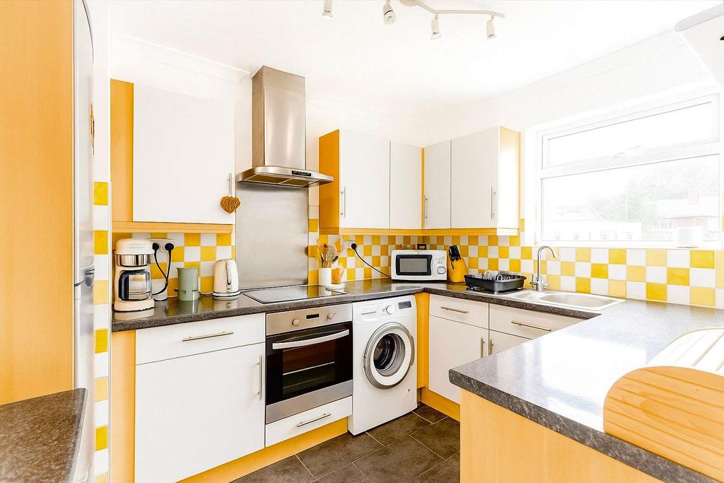 Property photo 2 of 11 Kitchen