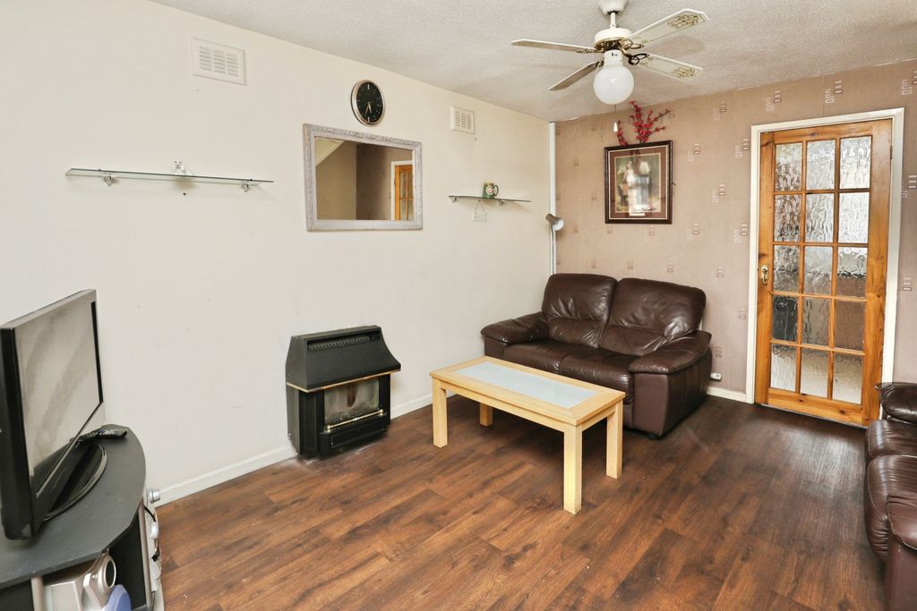 Property photo 3 of 15 Lounge