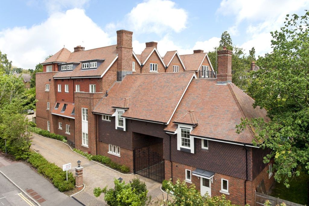 Property photo 1 of 9 2 Bed Unfurnished Luxury Apartment