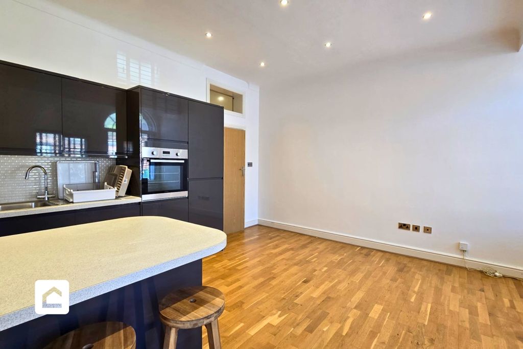 Property photo 3 of 11 2