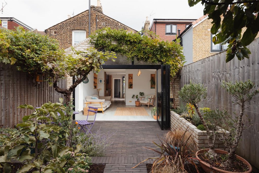 Property photo 3 of 45 Daisy Road, E18
