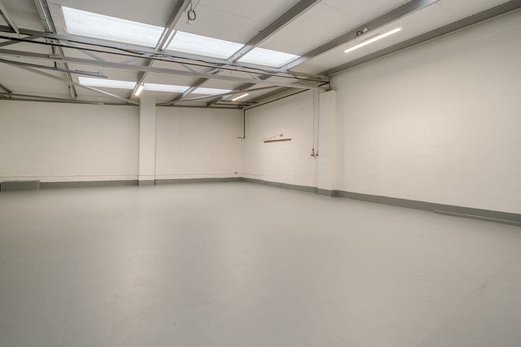 Property photo 3 of 17 8671380-Interior01-800