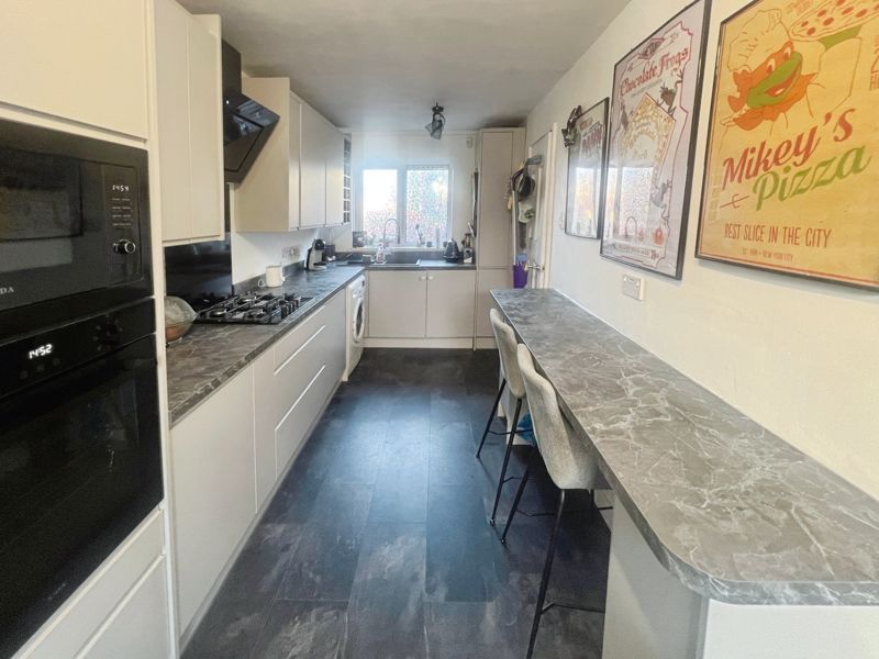 Property photo 3 of 10 Kitchen