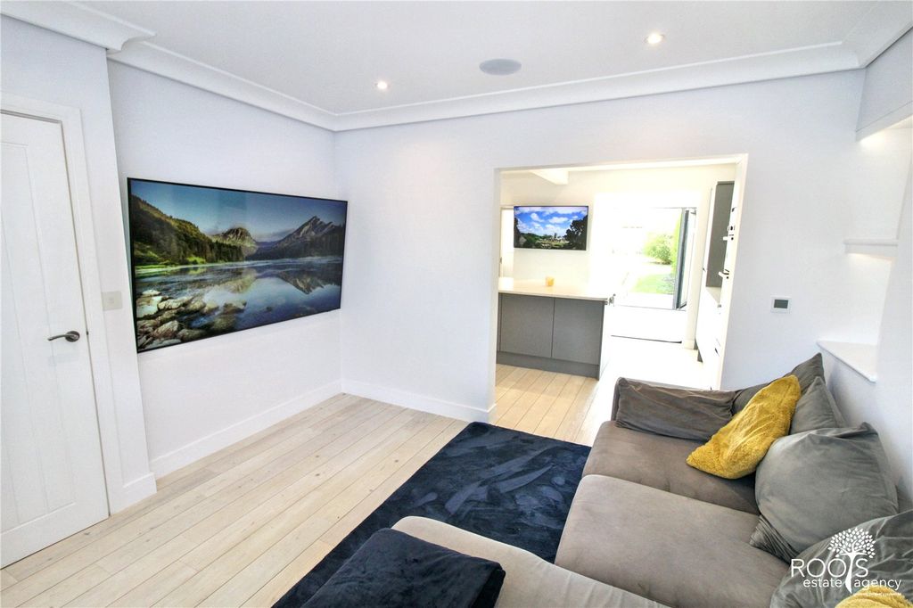 Property photo 3 of 14 Lounge