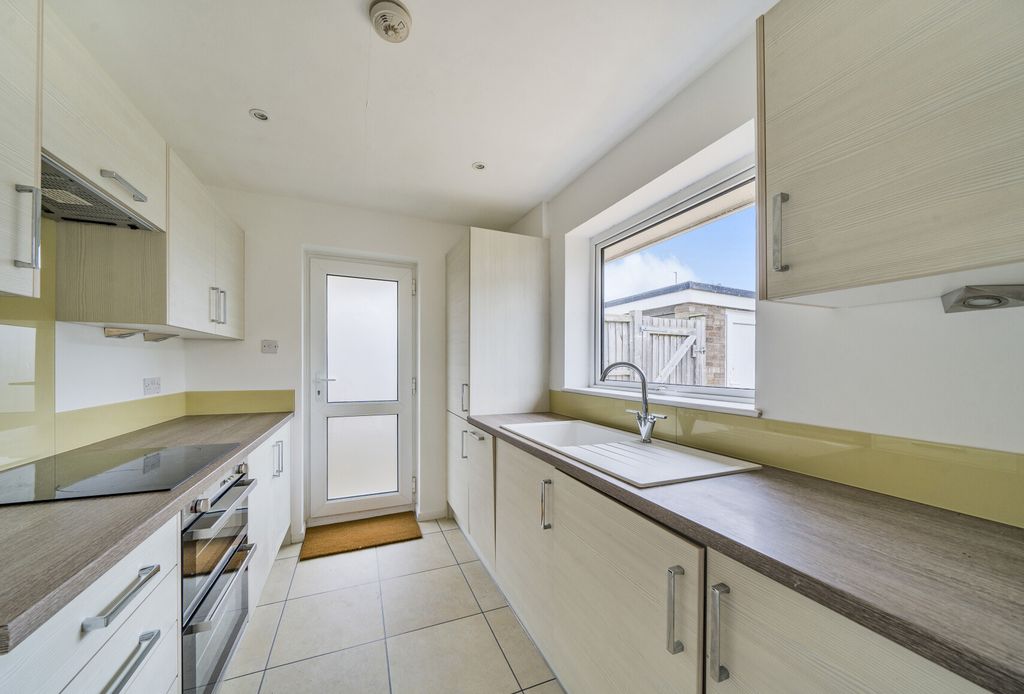 Property photo 2 of 11 Kitchen