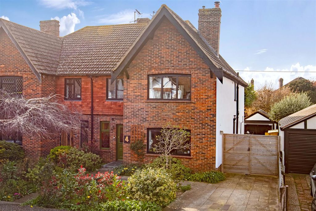 Property photo 1 of 27 Lansdowne Close_34.Jpg