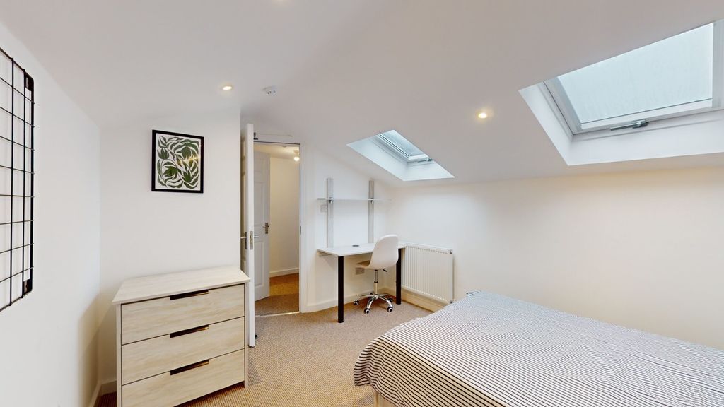 Property photo 3 of 13 A Bright And Spacious Double Bedroom Featuring Mod...