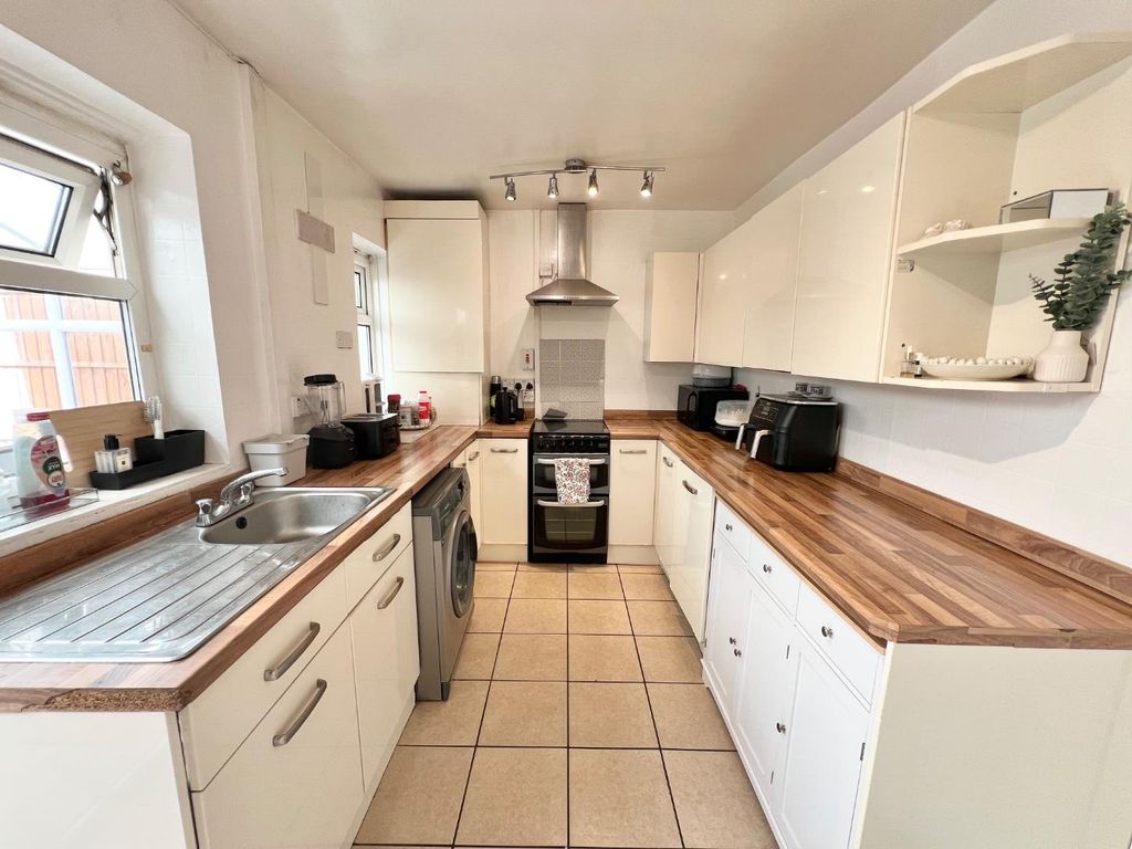 Property photo 3 of 9 Kitchen