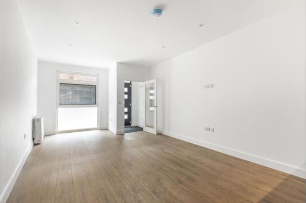 Property photo 1 of 6 Lounge.Png
