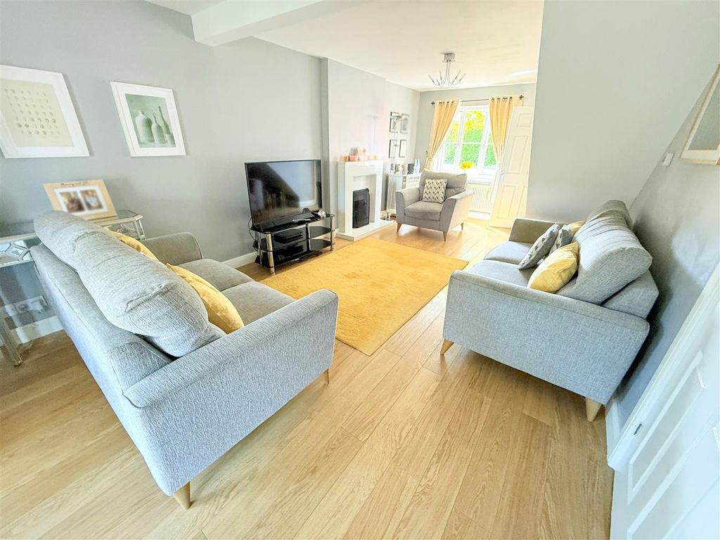 Property photo 3 of 12 Lounge