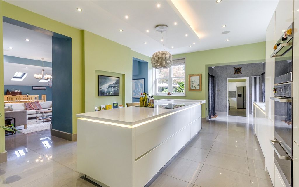Property photo 3 of 19 Kitchen