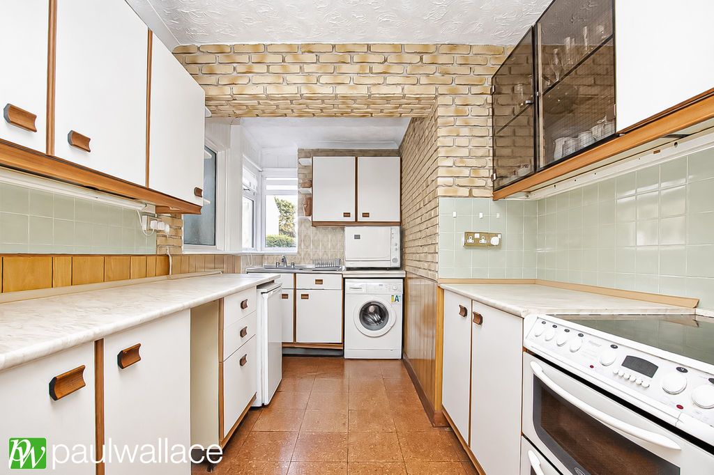 Property photo 3 of 11 Kitchen