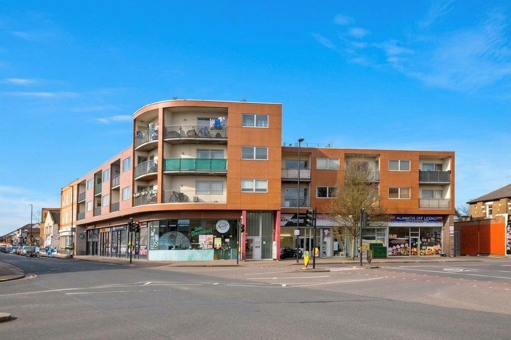 Property photo 1 of 12 2 Bed Flat For Sale Bell Road, Hounslow Tw3