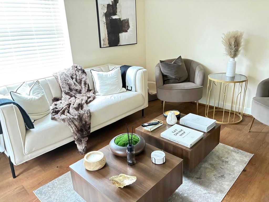 Property photo 2 of 13 Lounge