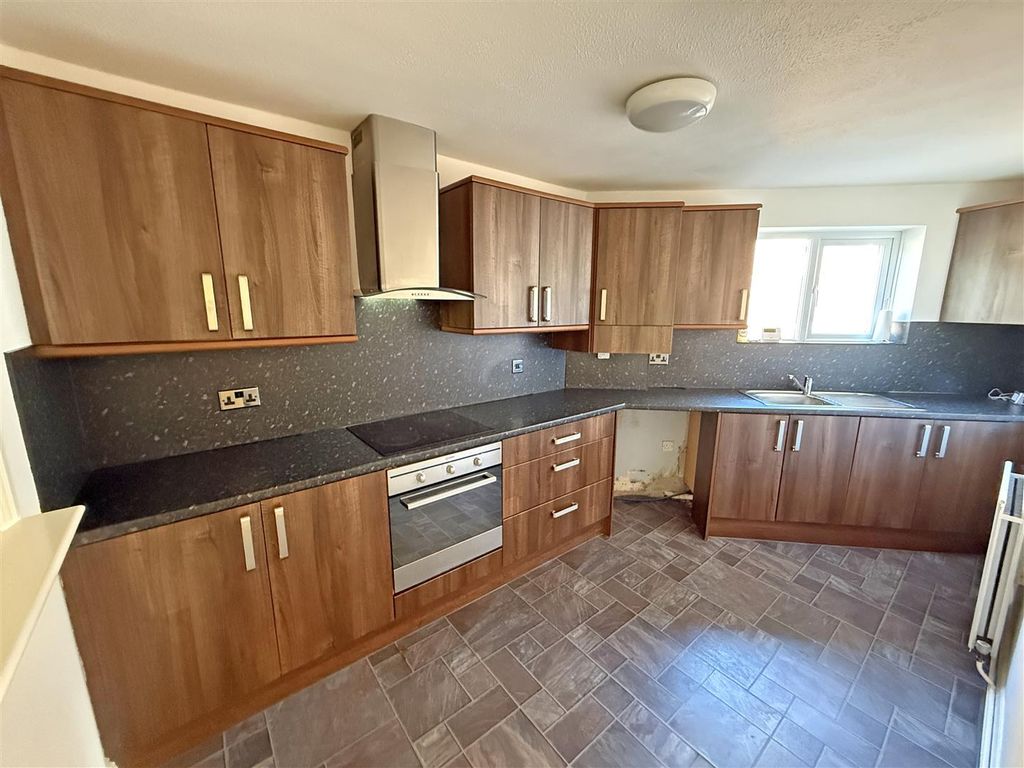 Property photo 3 of 9 Kitchen.Jpg