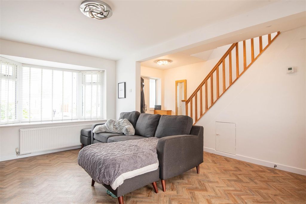 Property photo 2 of 18 Lounge