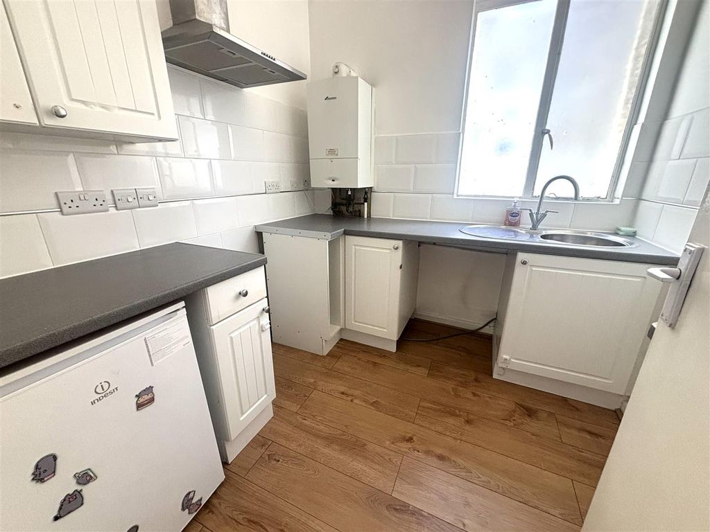 Property photo 3 of 7 Kitchen