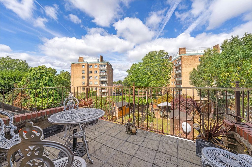 Property photo 3 of 18 Roof Terrace