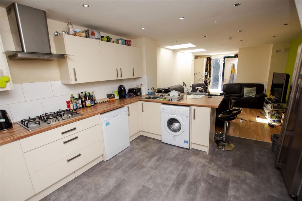Property photo 2 of 14 Approach