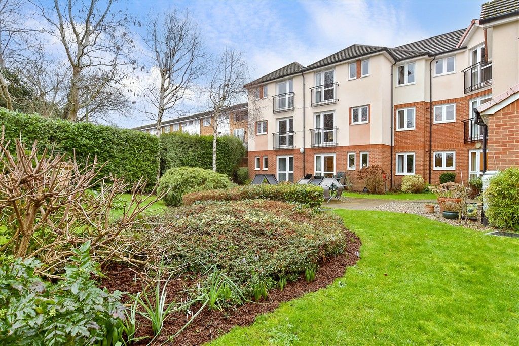 Property photo 2 of 12 Communal Gardens