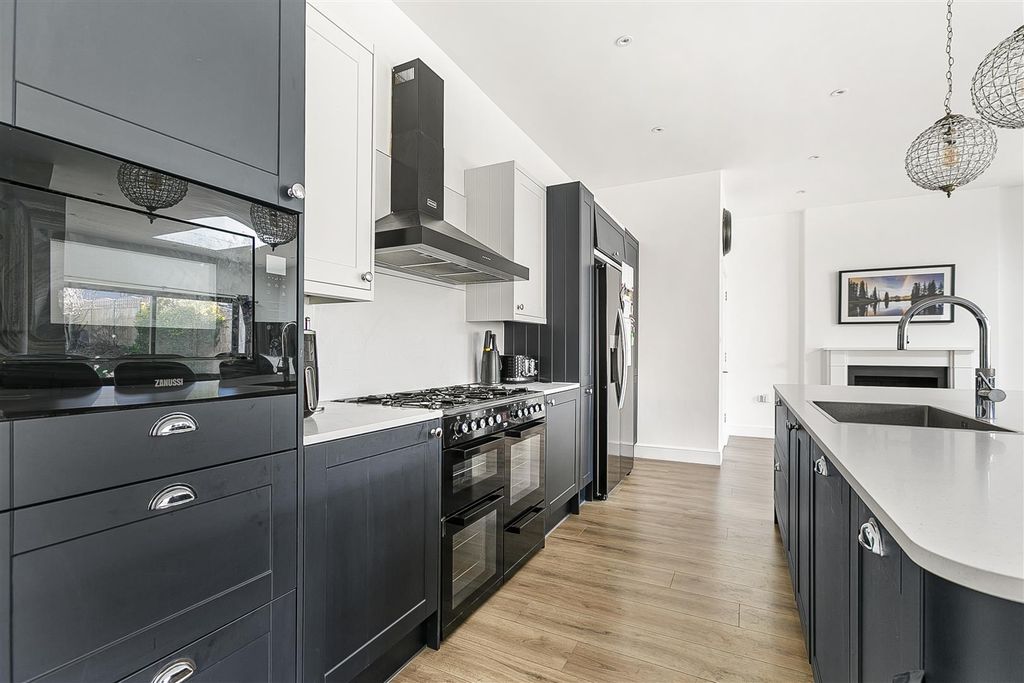 Additional image 4 of 5 bed detached house for saleOak Avenue, Enfield EN2