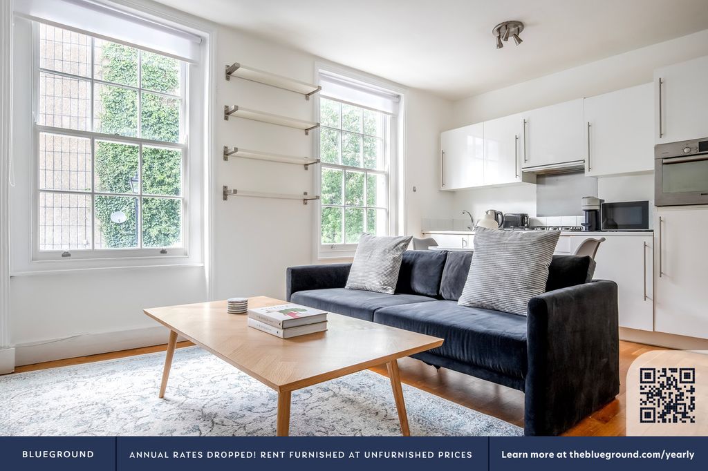 Property photo 3 of 17 Living Room