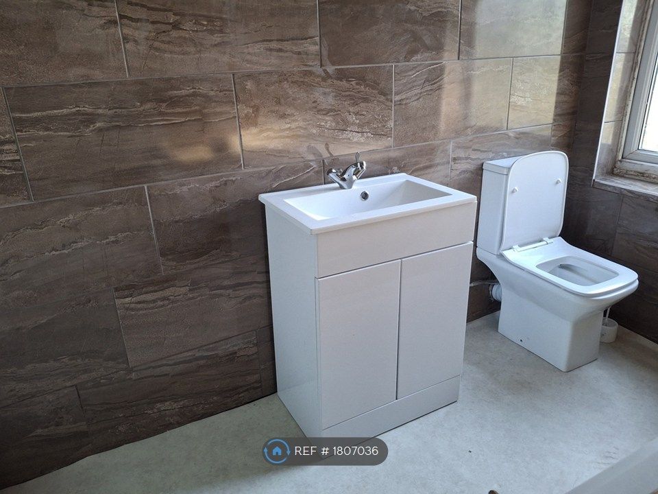 Property photo 3 of 21 Bathroom/Toilet