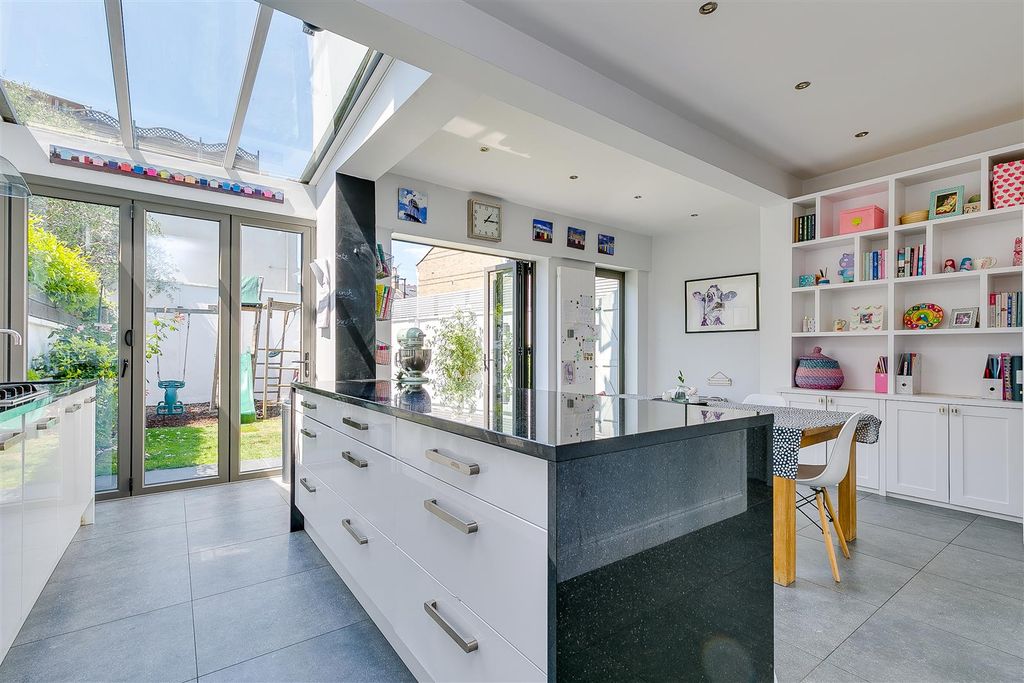 Property photo 3 of 15 For Sale - Heathfield Gardens, W4