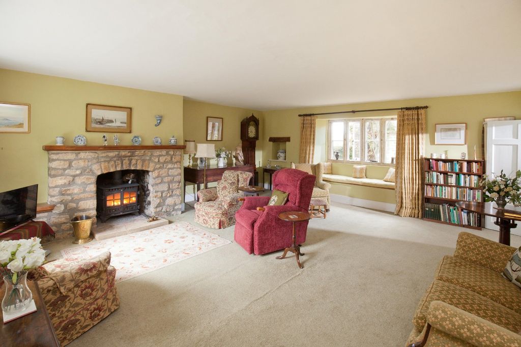 Property photo 2 of 16 Sitting Room