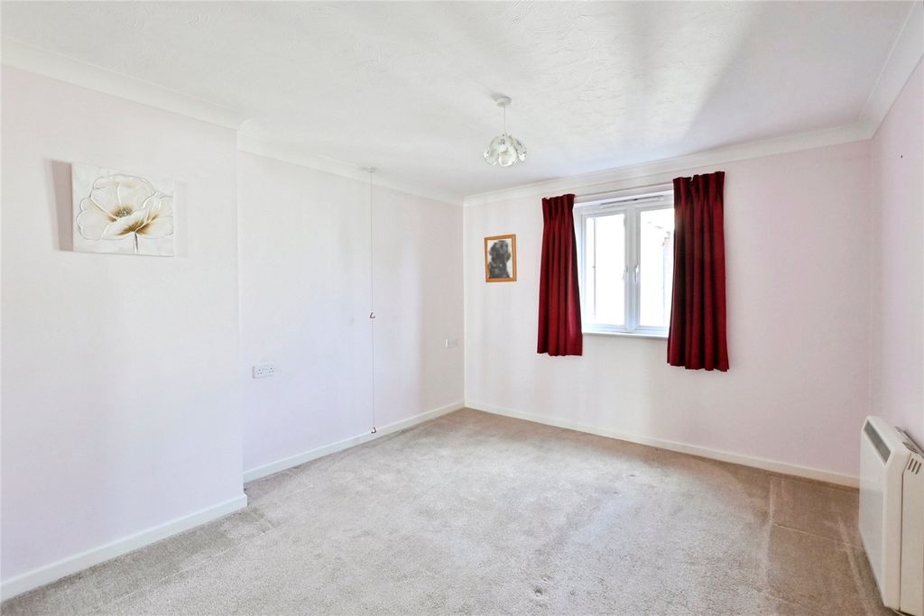 Property photo 3 of 9 Bedroom