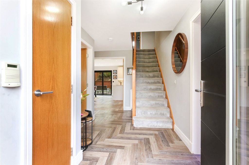 Property photo 2 of 28 Picture No. 24