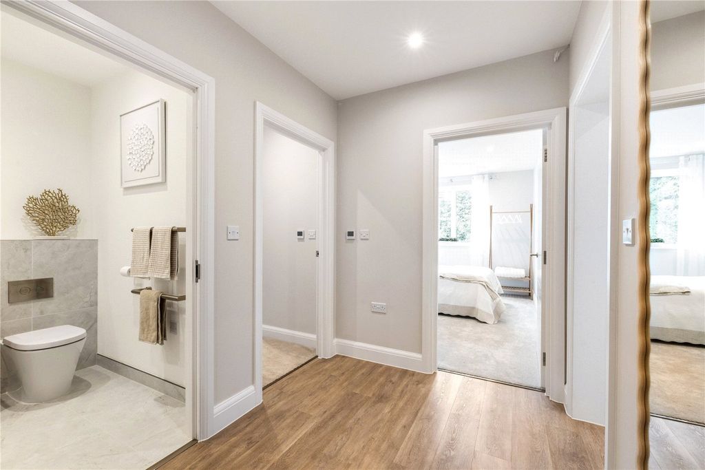 Property photo 3 of 9 Entrance Hall