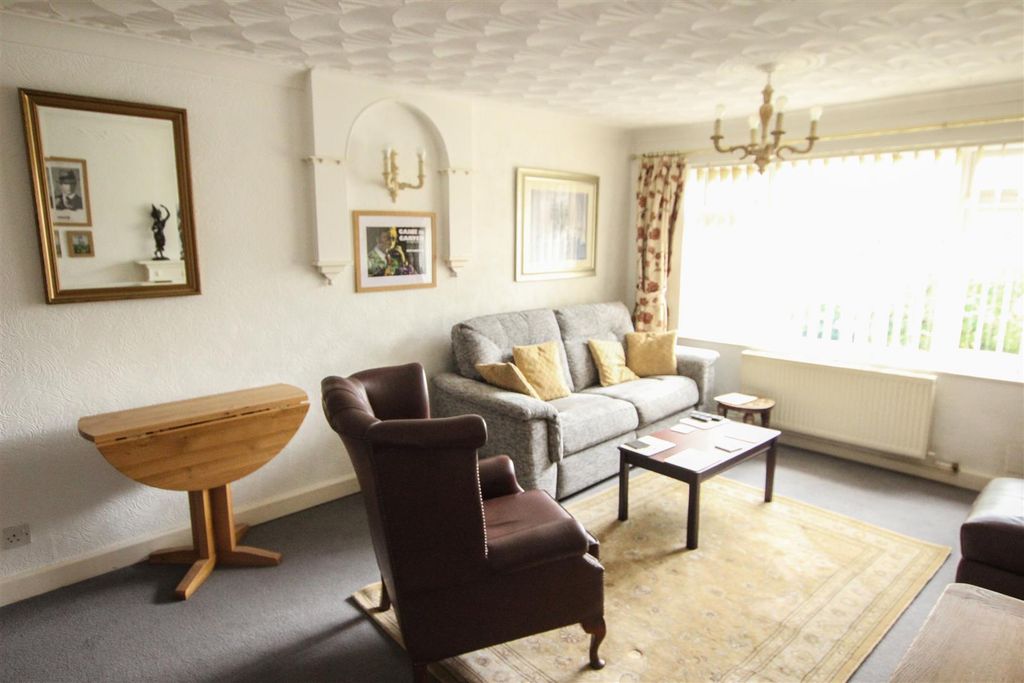 Property photo 3 of 11 Lounge