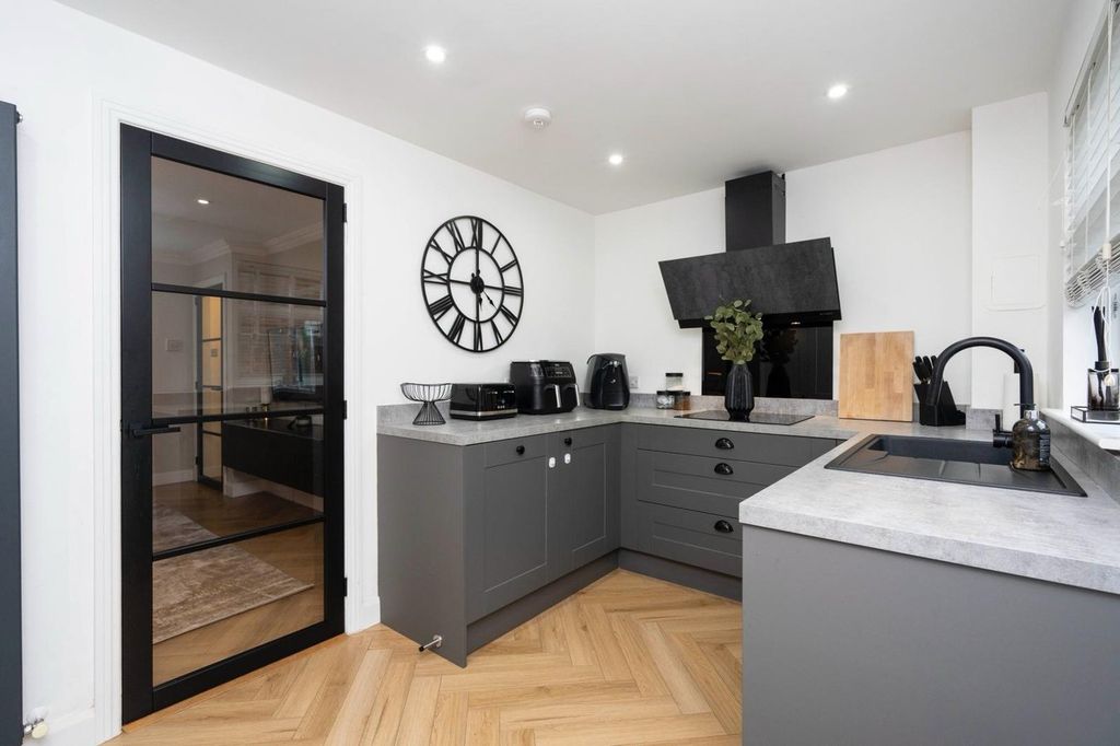 Property photo 2 of 28