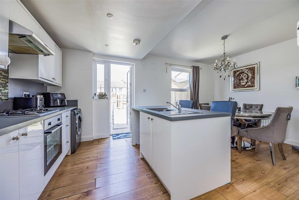 Property photo 2 of 21 Windsor Road, Gosport-Small-Porticomarketing-Nexa-