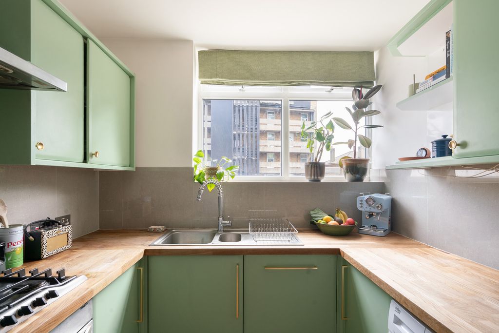 Property photo 3 of 23 295114 - Century-Yard-025.Jpg