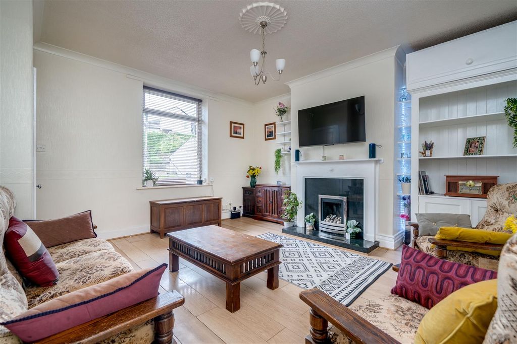 Property photo 3 of 34 18 Thirstin Road-1.Jpg