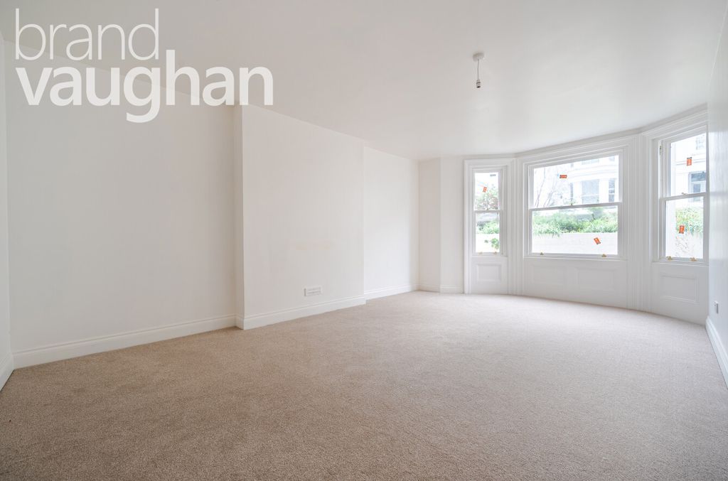 Property photo 3 of 10 Living Room