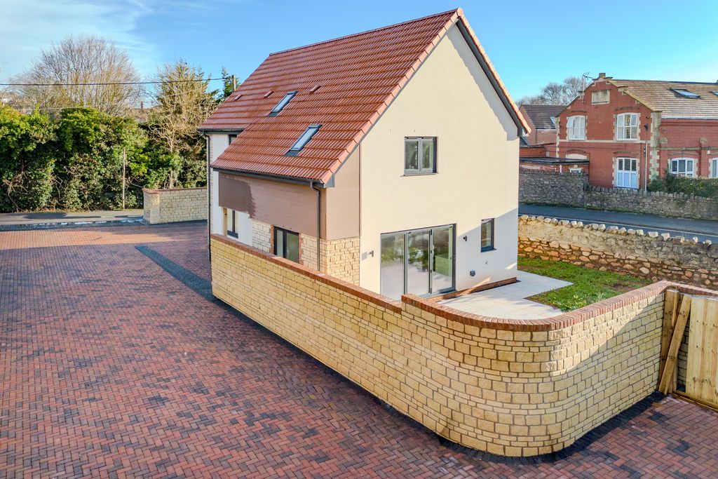 Property photo 1 of 16 Photo 4