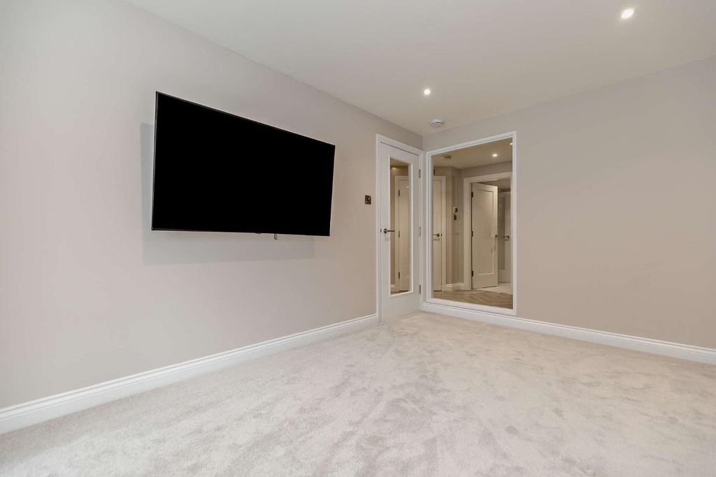 Property photo 3 of 31 8643840-Interior46-800.Jpg
