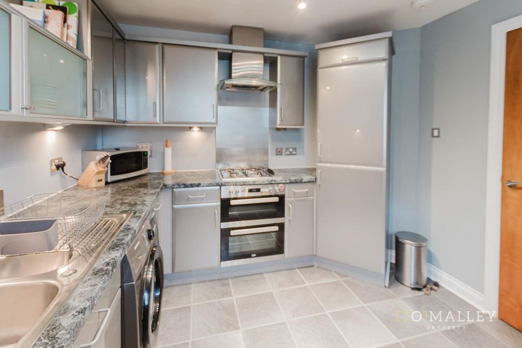 Property photo 3 of 11 Kitchen