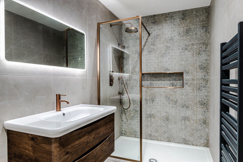 Property photo 3 of 27 Showerroom1