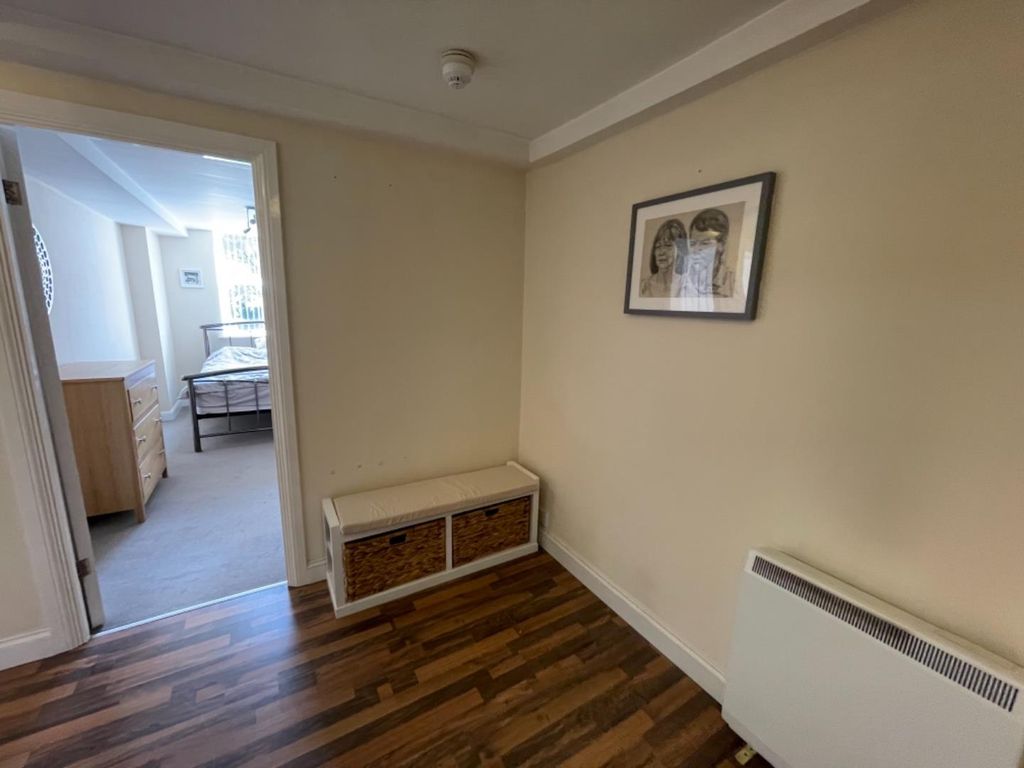 Property photo 3 of 15 Lobby