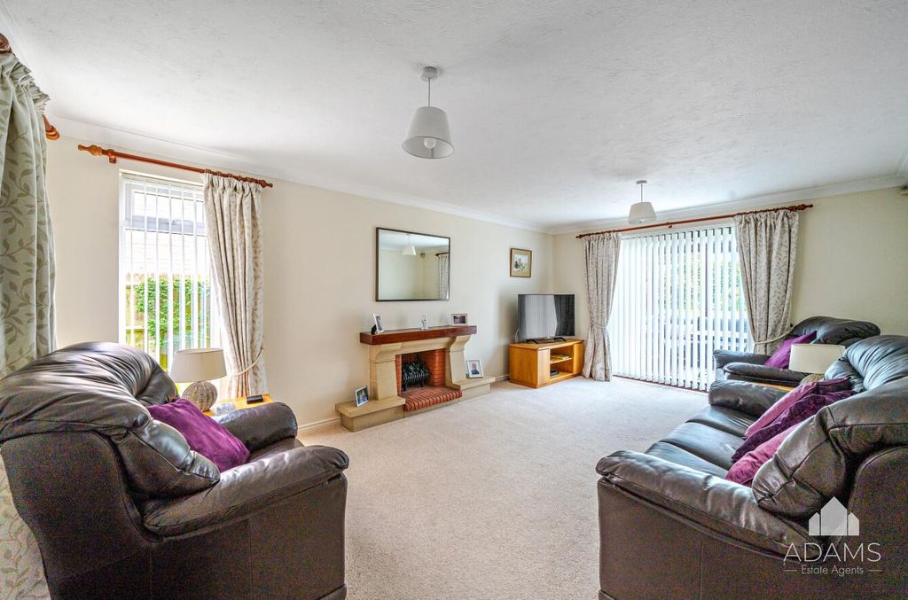 Property photo 2 of 18 Sitting Room