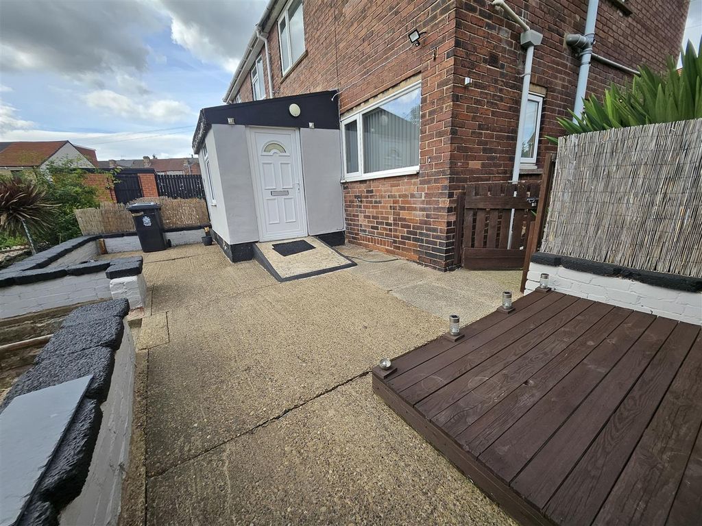 Property photo 1 of 9 Flat