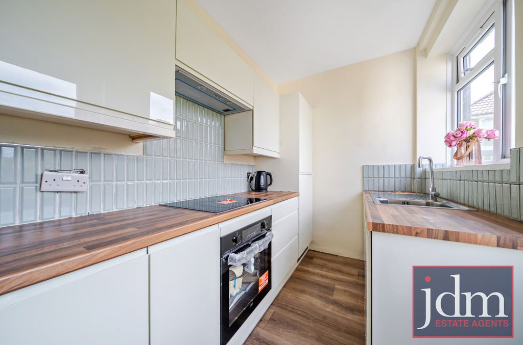 Property photo 3 of 8 Kitchen