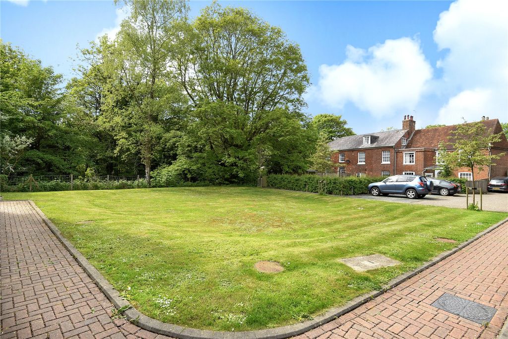 Property photo 2 of 11 Communal Garden