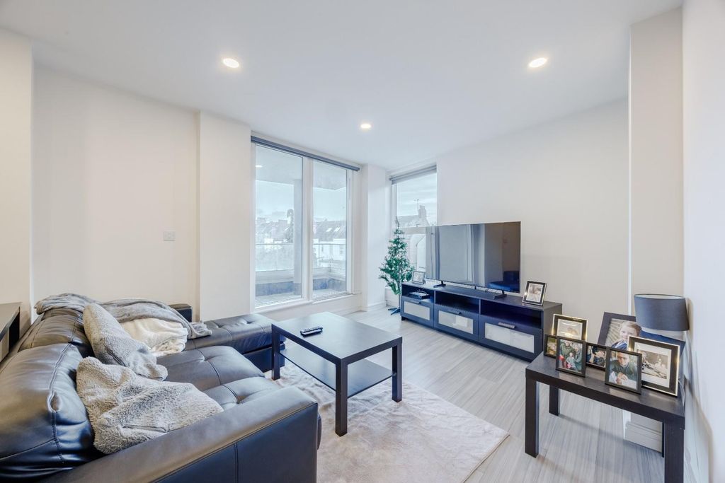 Property photo 3 of 18 Louonge