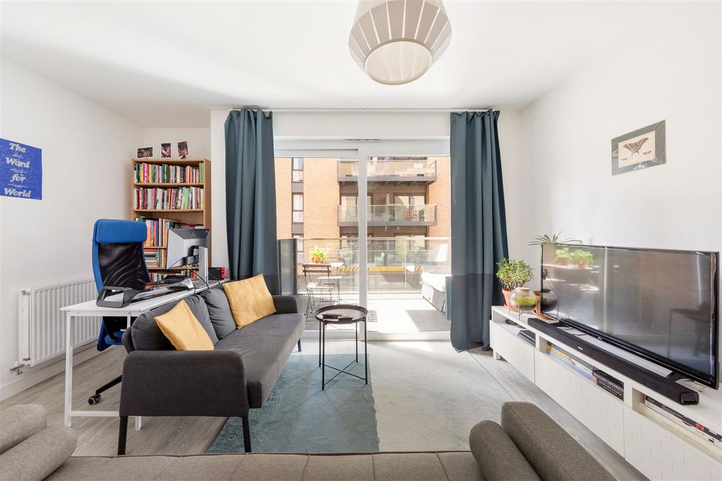 Property photo 3 of 19 Hoffmans Road, E17